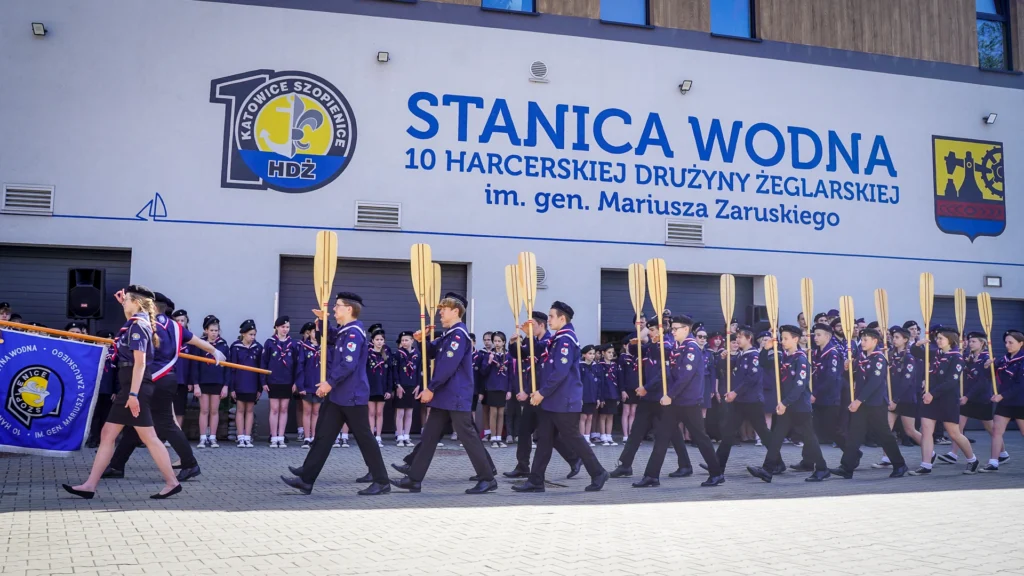 Defilada harcerzy z wiosłami przed Stanicą Wodną 10 Harcerskiej Drużyny Żeglarskiej w Katowicach