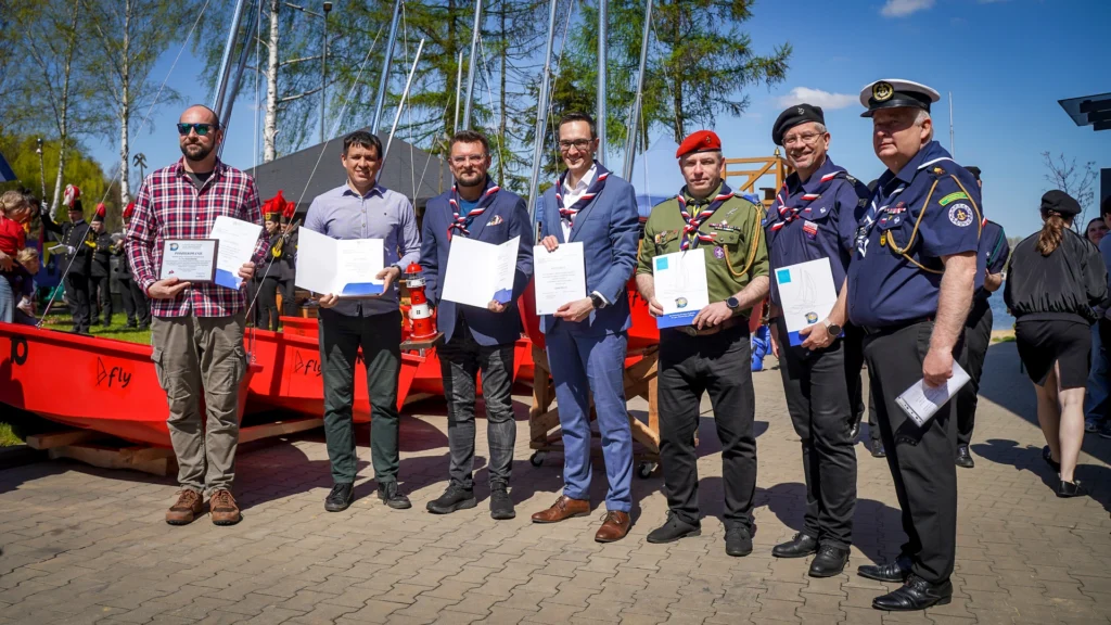 Wręczenie podziękowań partnerom 10 Harcerskiej Drużyny Żeglarskiej, wśród nich kancelaria Law City